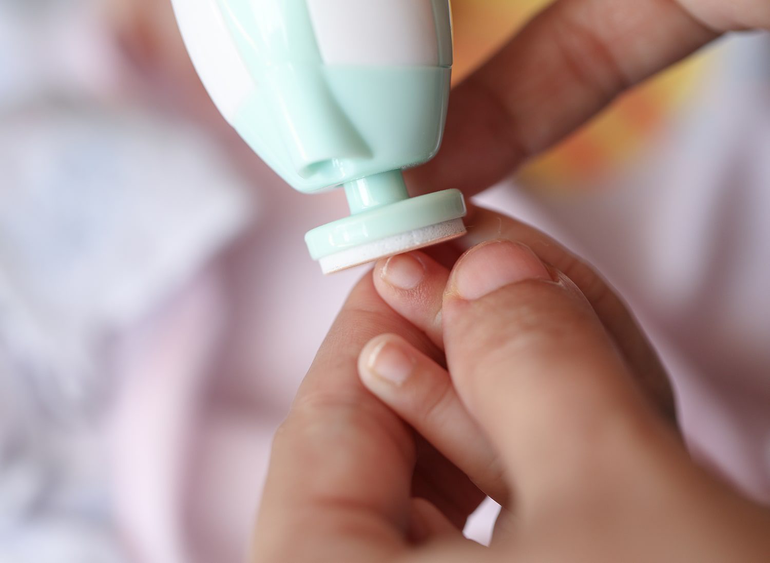 Tırnakları kesmek yerine törpüleyerek kısaltan bebek tırnak törpüsü
