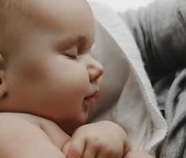 0 charming newborn boy sleeps mother s arms Kopya