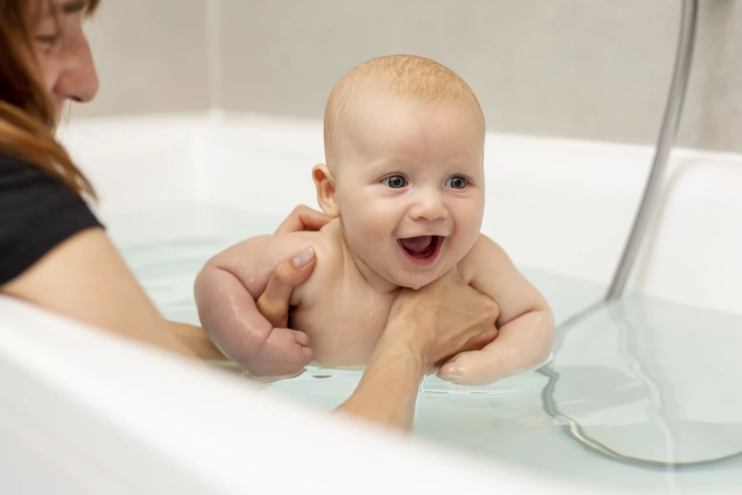 Göbek Kordonu Düştükten Sonra İlk Gerçek Banyo!