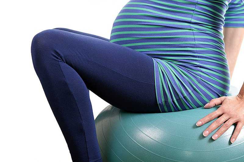 pilates topu ve hamile kadın